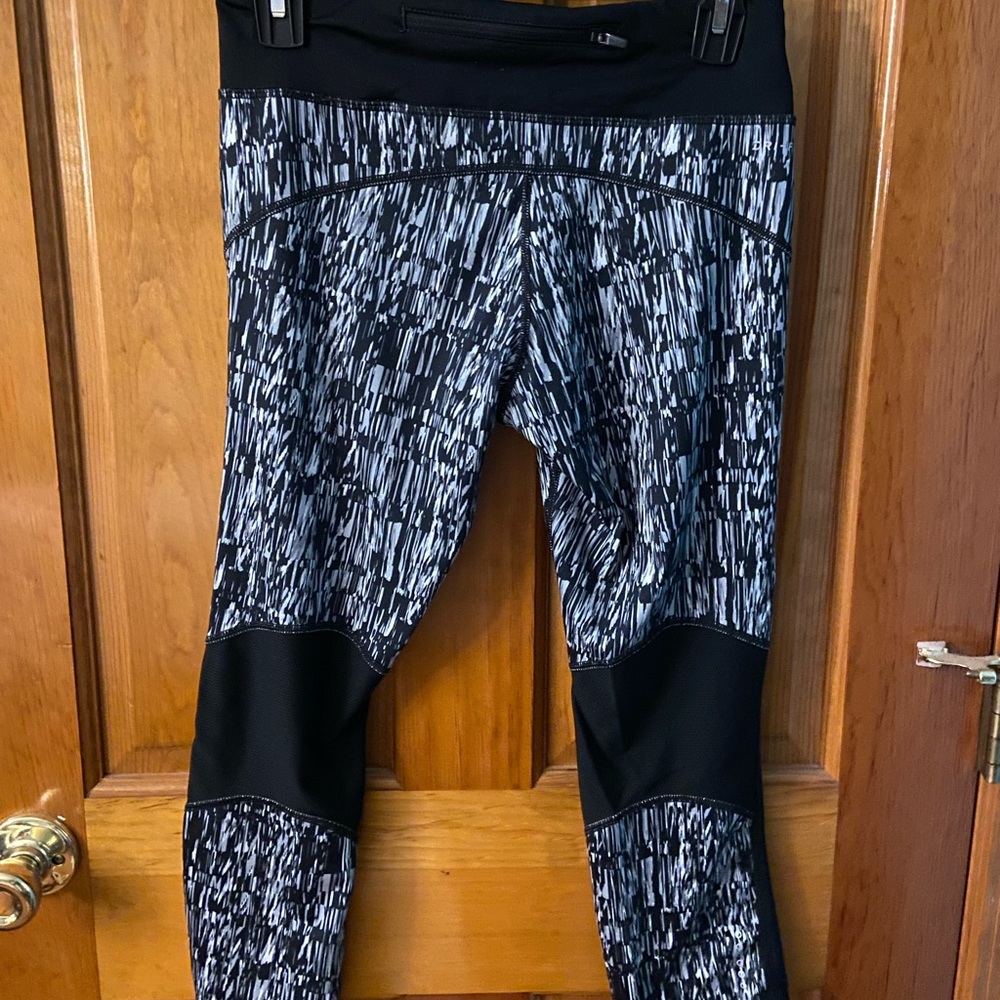 Nike. Size Medium. Black & White Pattern Mid-Rise Cropped Leggings.